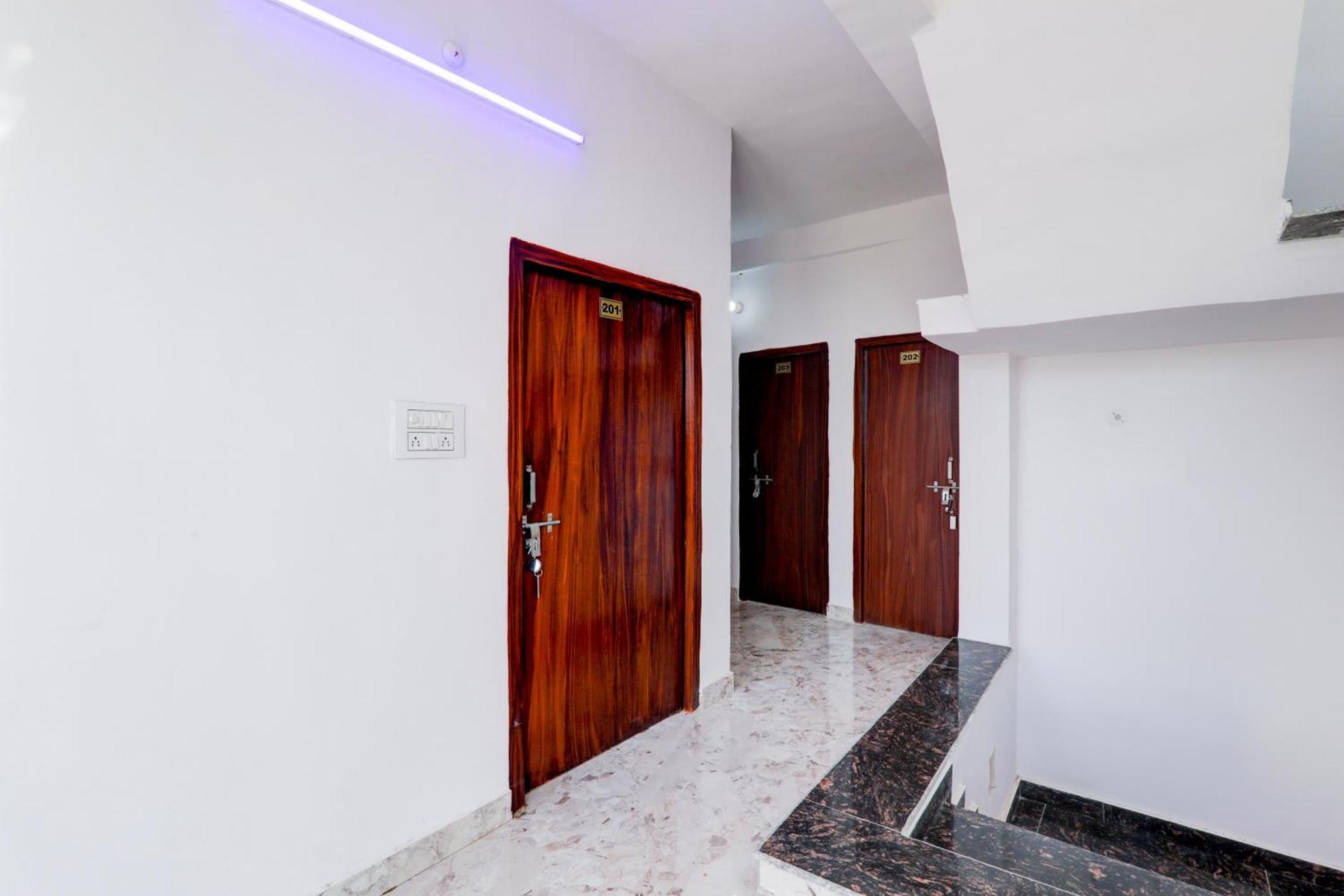 Hotel O Rn Chinhat Bagian luar foto