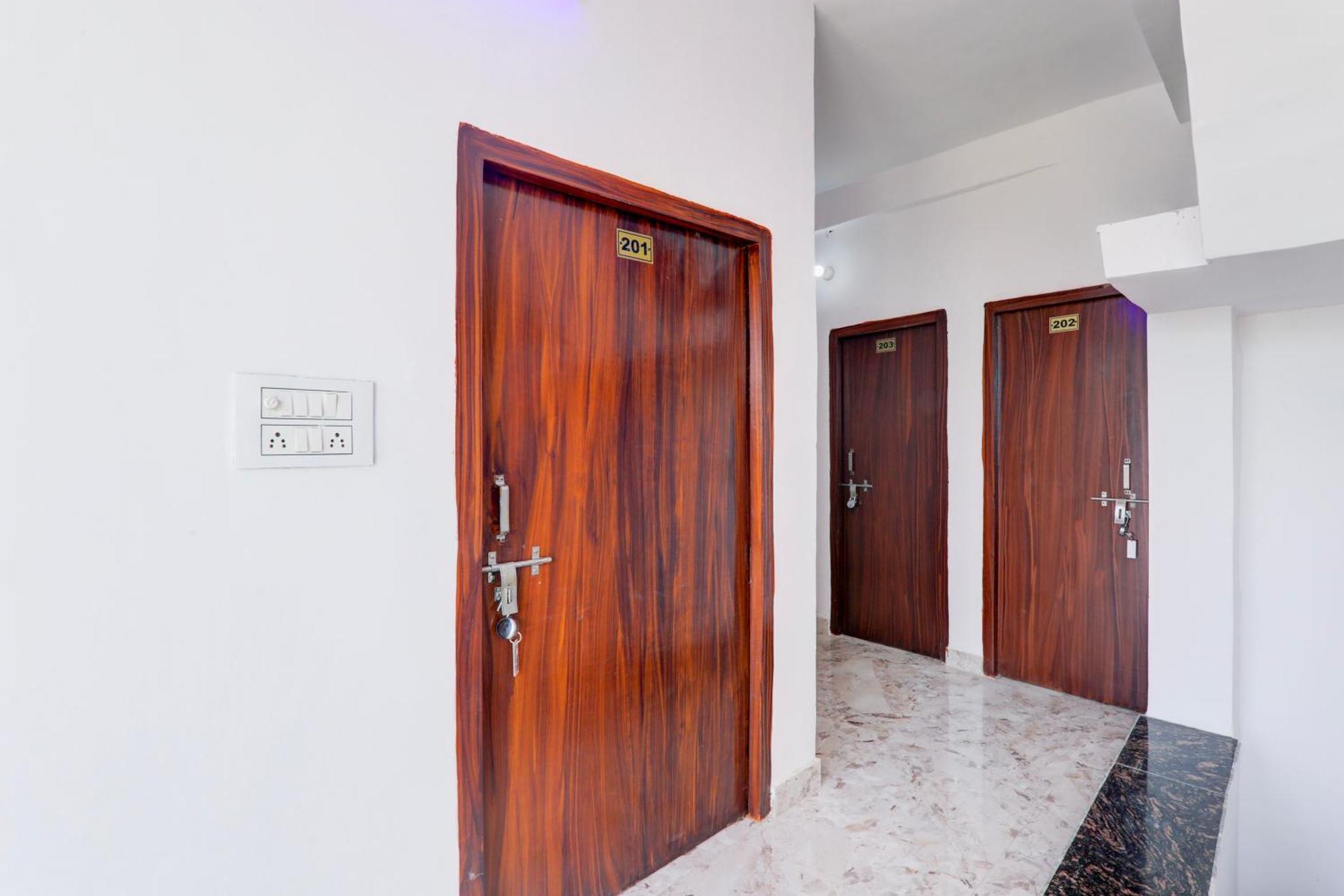 Hotel O Rn Chinhat Bagian luar foto